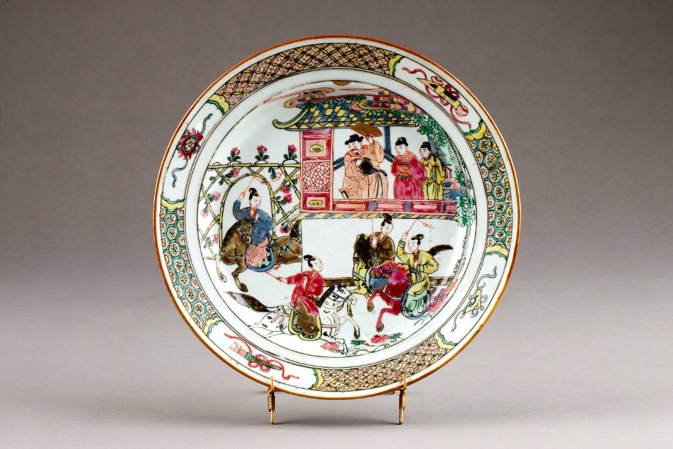 Kinesisk tallrik i porslin gjord under Qianlong 1735-1795 - Hallwylska museet - 95751