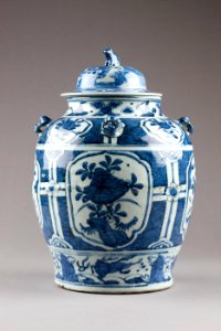 Kinesisk urna med lock gjord av porslin, 1700-tal - Hallwylska museet - 95606