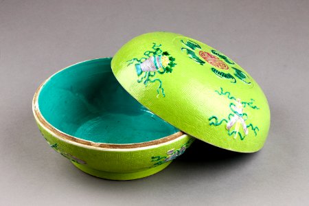 Kinesisk grön skål i porslin - Hallwylska museet - 95840