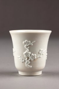 Kinesisk klockformig kopp med dekor av prunuskvistar, gjord i porslin på 1600-talet - Hallwylska museet - 95571