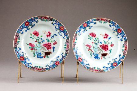 Kinesiska blommiga porslins tallrikar från 1735-1795 Qianlong, Qing-dynastin - Hallwylska museet - 95693