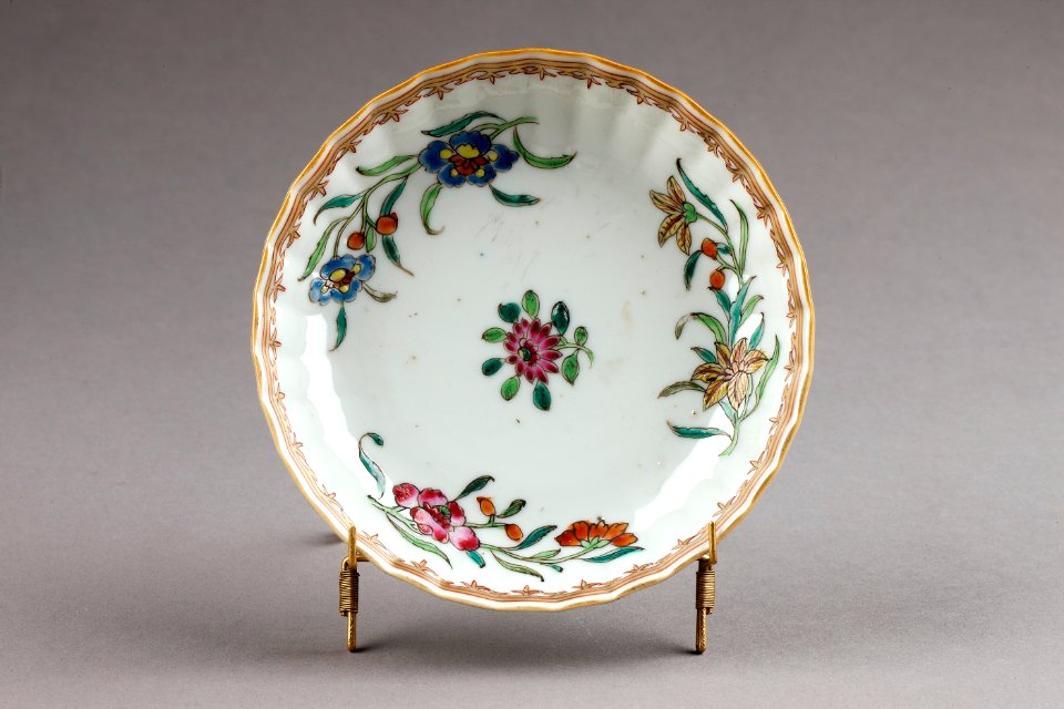 Kinesisk porslins tallrik från 1735-1795 dekorerad med krysantemum - Hallwylska museet - 95817