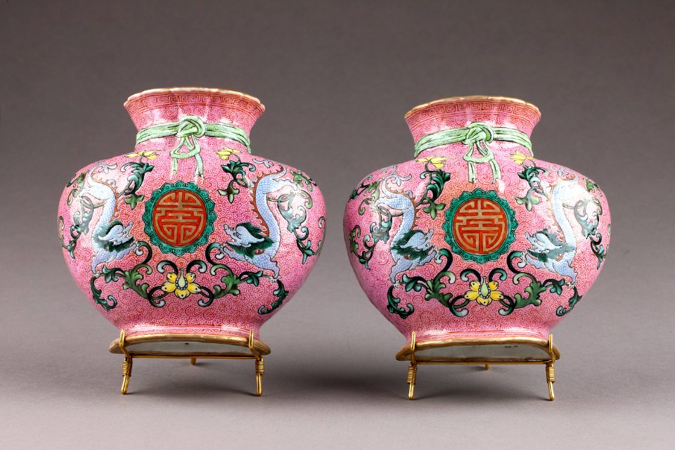 Kinesiska porslinshängvaser i rosa från 735-1795 med kinesiska tecknet shou (långt liv) - Hallwylska museet - 95863