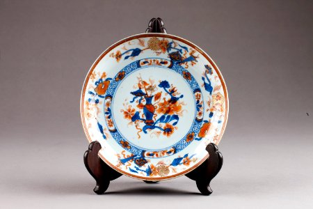 Kinesisk porslins tallrik gjord under Yongzheng 1723-1735, Qing-dynastin - Hallwylska museet - 95708 photo