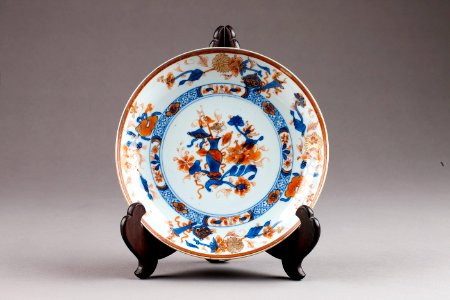 Kinesisk porslins tallrik gjord under Yongzheng 1723-1735, Qing-dynastin - Hallwylska museet - 95708