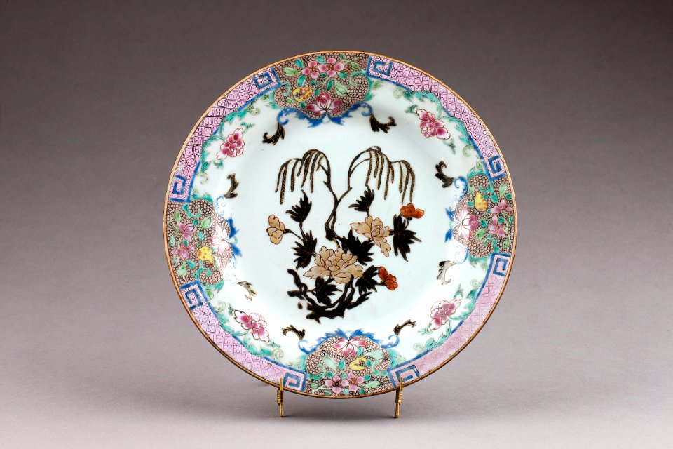Kinesisk porslins tallrik med lambrequinbård - Hallwylska museet - 95829
