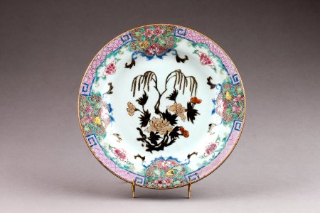 Kinesisk porslins tallrik med lambrequinbård - Hallwylska museet - 95829
