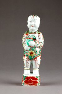 Kinesisk porslinsfigur hållande kruka med lotusknopp, från 1662-1722 - Hallwylska museet - 95959 photo