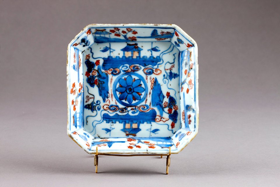 Kinesiskt fyrkantigt fat i porslin gjord under Qianlong (1735-1795) - Hallwylska museet - 95729