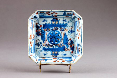 Kinesiskt fyrkantigt fat i porslin gjord under Qianlong (1735-1795) - Hallwylska museet - 95729 photo