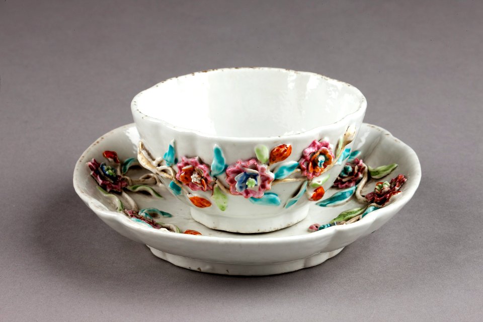 Kinesisk porslinskopp med blommor från 1735-1795 - Hallwylska museet - 95812