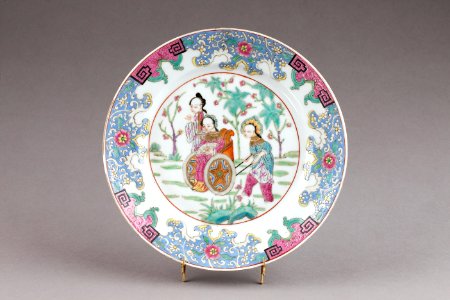 Kinesisk tallrik från 1800-talet med lamrequinbård - Hallwylska museet - 95816