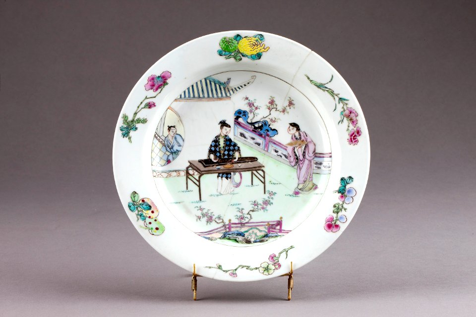 Kinesisk tallrik i porslin gjord under Qianlong 1735-1795 - Hallwylska museet - 95748