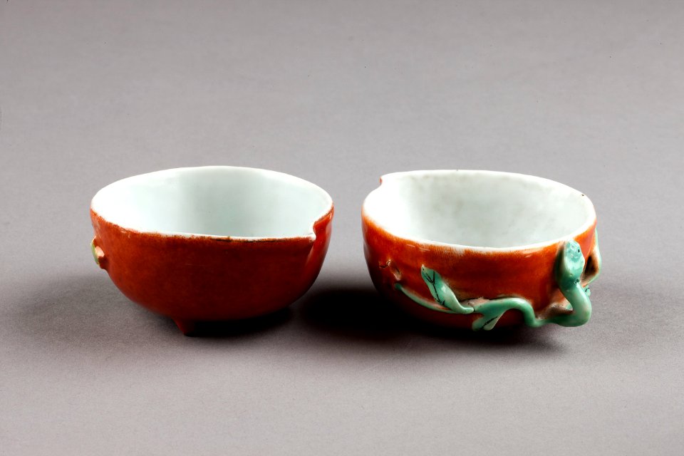 Kinesiskt vattenkärl i porslin i form av persika gjord under Qianlong (1735-1795) - Hallwylska museet - 95735