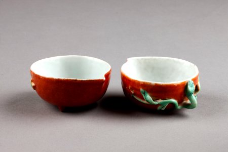 Kinesiskt vattenkärl i porslin i form av persika gjord under Qianlong (1735-1795) - Hallwylska museet - 95735