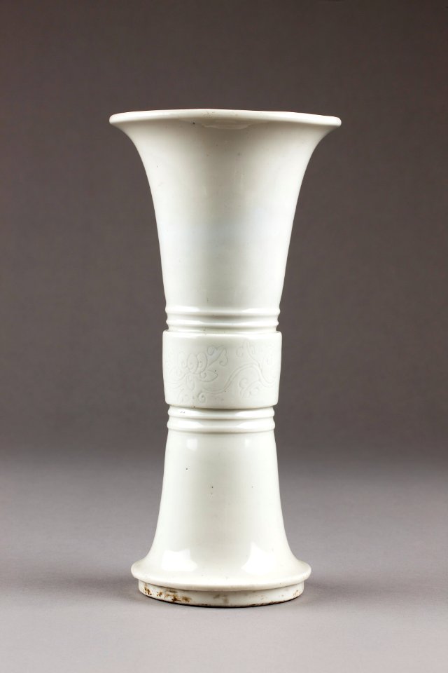 Kinesisk Trumpetformig vas i porslin, från 1600-talet - Hallwylska museet - 95544