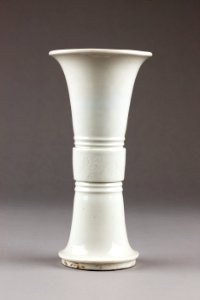 Kinesisk Trumpetformig vas i porslin, från 1600-talet - Hallwylska museet - 95544 photo