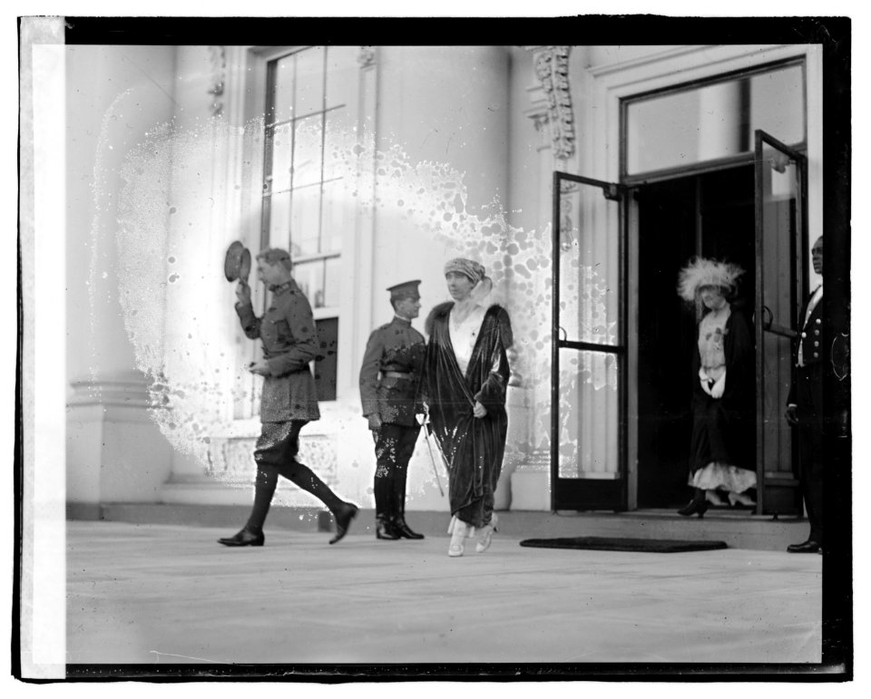 King Albert & Queen Eliz. leaving White House, (Washington, D.C.) LCCN2016819808
