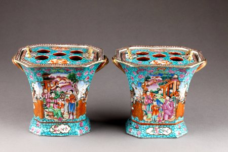 Kinesiska porslinsurnor från 1735-1795 med hål för blommor - Hallwylska museet - 95865
