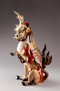 Kinesiskt lyckobådande fabeldjur med drakhuvud, hjortkropp med fjäll, oxsvans från cirka 1750 - Hallwylska museet - 95453