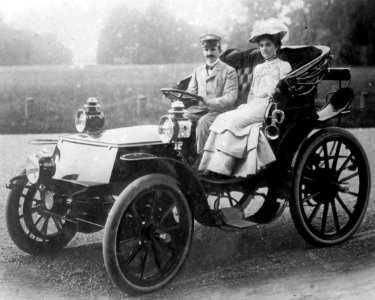 King and Queen of Italy in a car LCCN2014686712 (cropped)