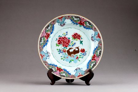 Kinesiskt porslins fat från 1735-1795 Qianlong, Qing-dynastin - Hallwylska museet - 95696