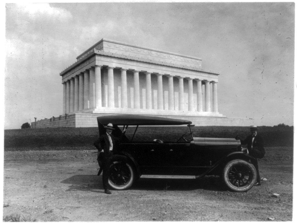 King car parked near Lincoln Memorial, Washington, D.C. LCCN2001706332