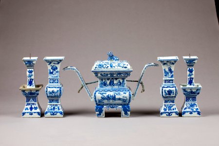 Kinesiskt tempelgarnityr från 1661-1722 i porslin, bestående av rökelsekärl (ting) - Hallwylska museet - 96154
