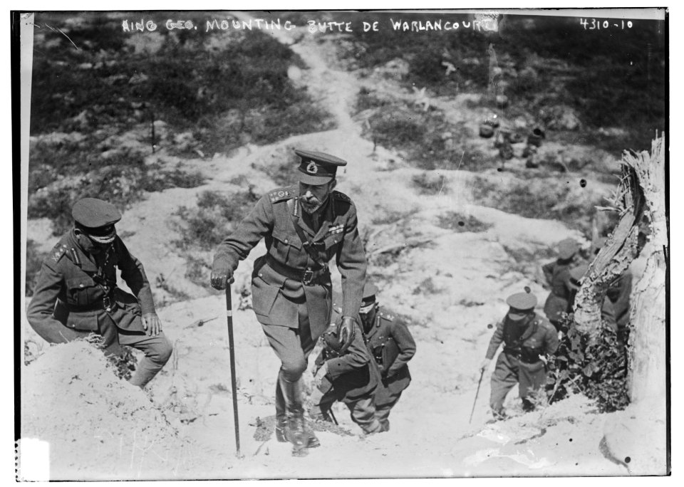 King Geo. mounting Butte De Warlancourt (i.e. Warlencourt) LCCN2014705349