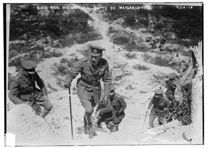King Geo. mounting Butte De Warlancourt (i.e. Warlencourt) LCCN2014705349