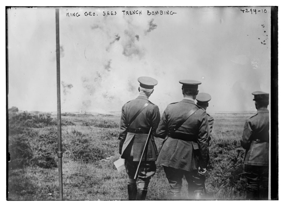 King Geo. sees trench bombing LCCN2014705250
