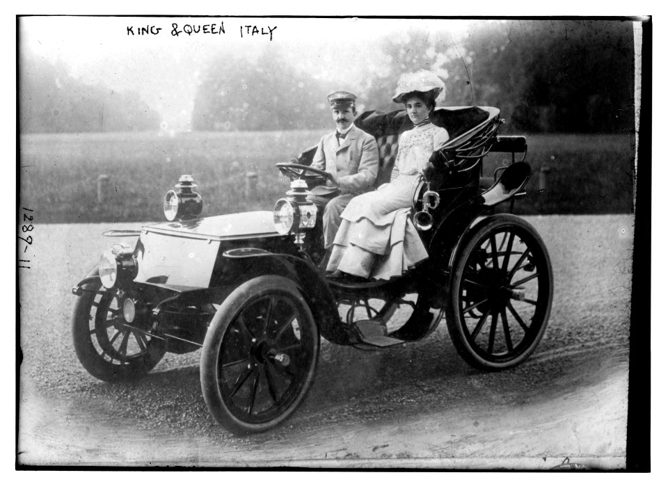 King and Queen of Italy in a car LCCN2014686712