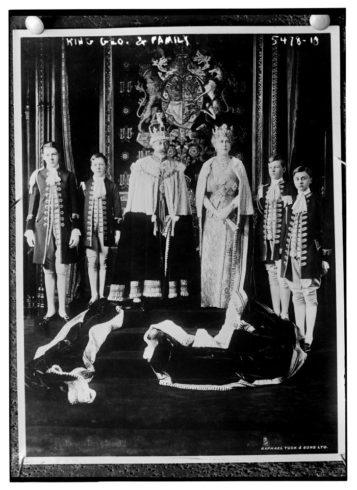 King Geo. and Royal Family LCCN2014712632