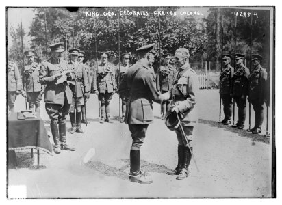 King Geo. decorates French Colonel LCCN2014705256