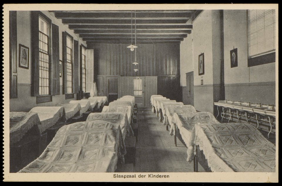 Kinderslaapzaal van het rooms katholieke Maagdenhuis Spui 21. Uitgave Brinio, Rotterdam, Afb PBKD00354000033