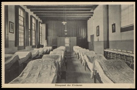 Kinderslaapzaal van het rooms katholieke Maagdenhuis Spui 21. Uitgave Brinio, Rotterdam, Afb PBKD00354000033