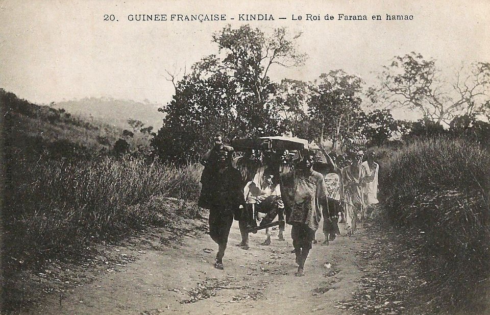 Kindia-Le roi de Farana en hamac (Guinée)
