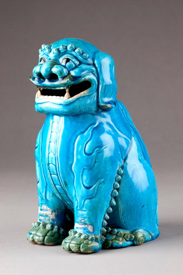 Kinesisk blå rökelsebrännare i form av sittande Fos hund gjord av porslin - Hallwylska museet - 95444