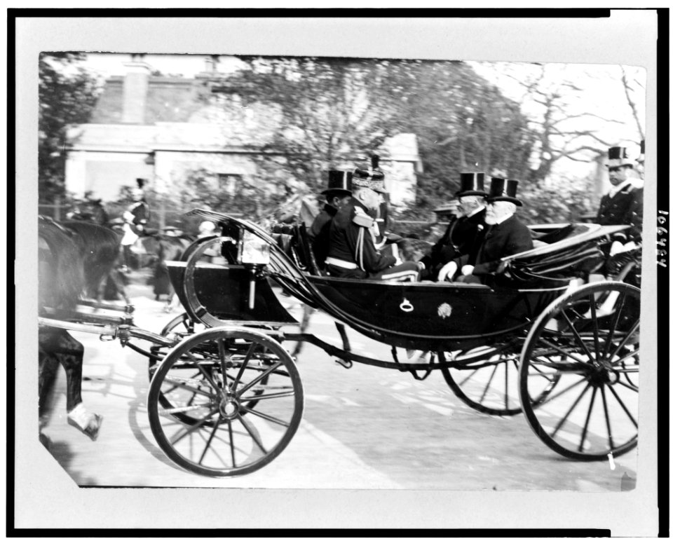 King's carriage leaving Longchamps with Loubet and King Edward LCCN93500510