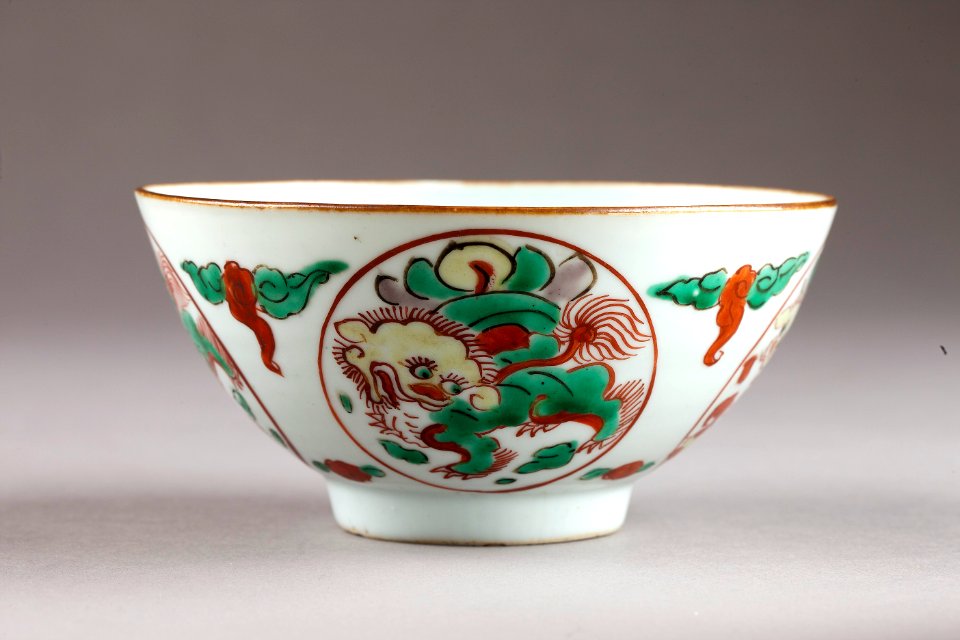 Kinesisk porslins skål med Fos hund gjord under Kangxi 1662-1722 - Hallwylska museet - 95715