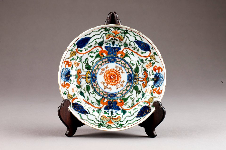 Kinesisk porslins tallrik gjord under Yongzheng 1723-1735, Qing-dynastin - Hallwylska museet - 95709