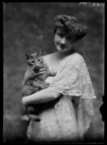 King, G., Miss, with Buzzer the cat, portrait photograph LOC agc.7a16876