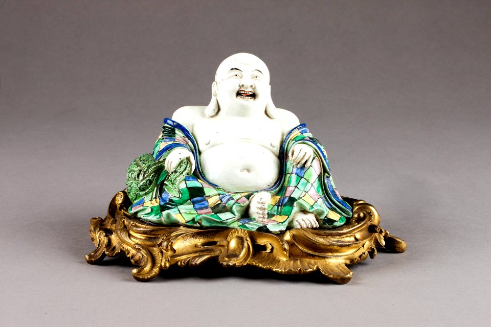 Kinesisk porslinsfigur föreställande Budai, på bronsplatta från 1800-talet - Hallwylska museet - 95963