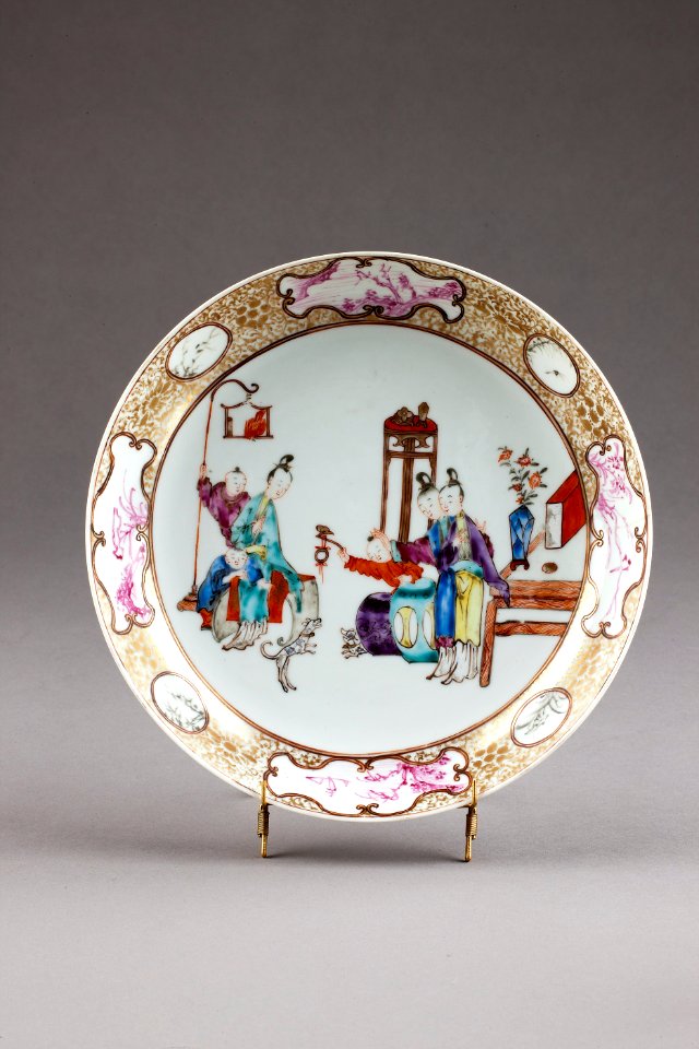 Kinesisk tallrik i porslin gjord under Qianlong 1735-1795 - Hallwylska museet - 95743