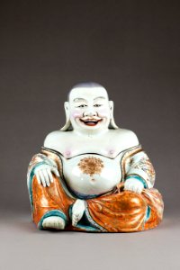 Kinesisk terrin som buddafigur från 1730. Föreställande den skrattande feta Budda - Hallwylska museet - 95997