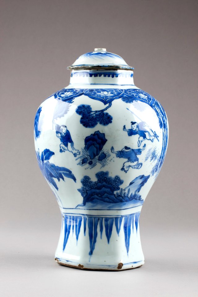 Kinesisk urna med lock gjord av porslin, 1662-1722 - Hallwylska museet - 95605