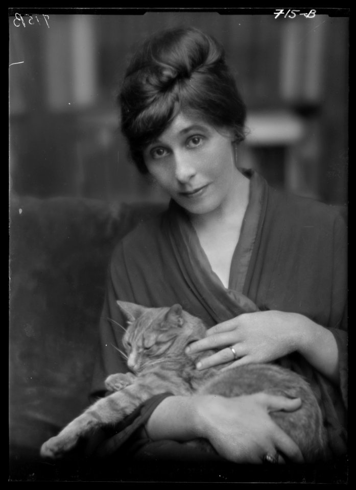 King, Daisy, Miss, with Buzzer the cat, portrait photograph LOC agc.7a13930