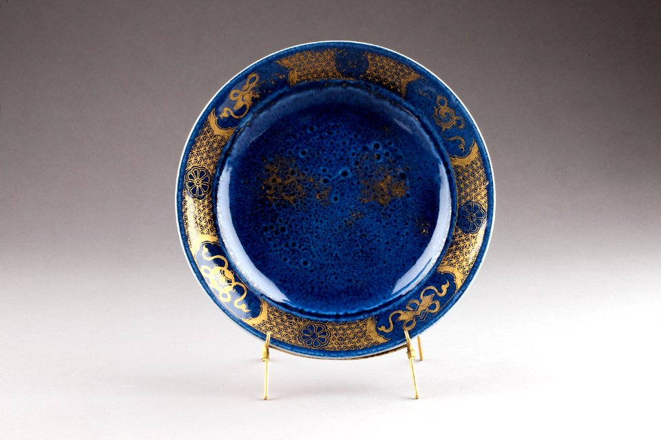 Kinesiskt fat i porslin, från Qing dynastin, Qianlong (1736-1795) - Hallwylska museet - 95518