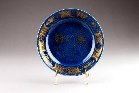 Kinesiskt fat i porslin, från Qing dynastin, Qianlong (1736-1795) - Hallwylska museet - 95518