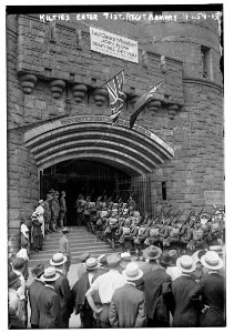 Kilties enter 71st Regt. Armory LCCN2014705010